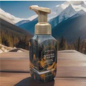 Bath & Body Works Foaming Hand Soap- Mountain Teakwood (8.75 fl oz)